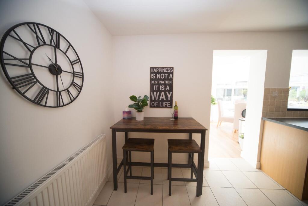 Kitchen breakfast area.jpg