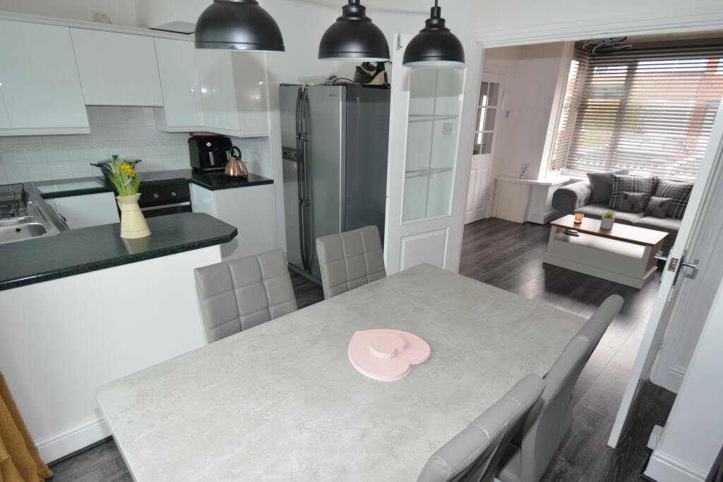 DINING/KITCHEN
