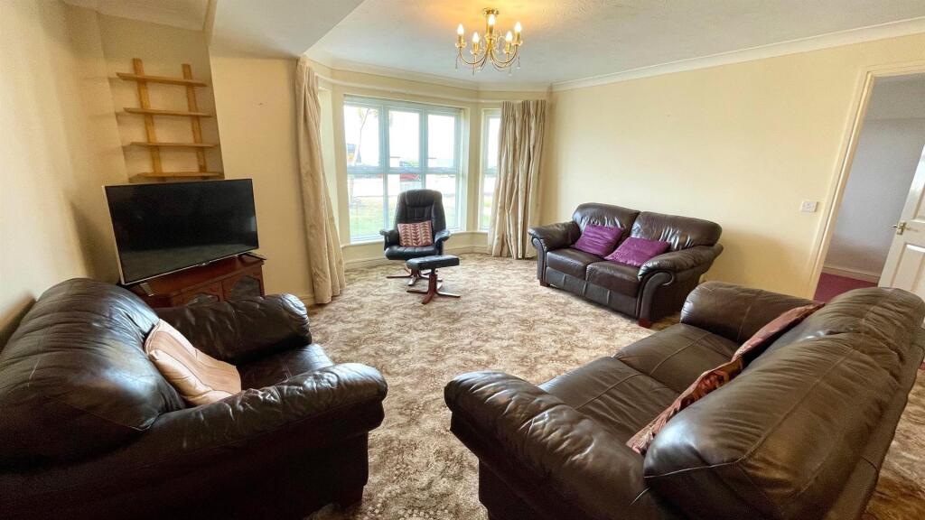 OPEN PLAN LOUNGE/ DINING ROOM