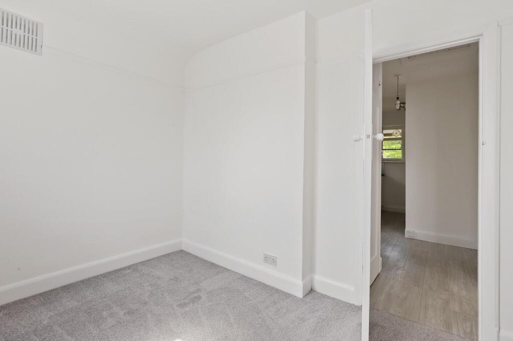 05-94c9JHPropWorld - 23 Meadow Close - 15 (1).JPG