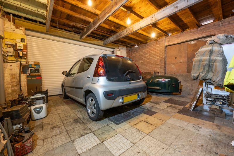 DOUBLE GARAGE No. 1 Internal