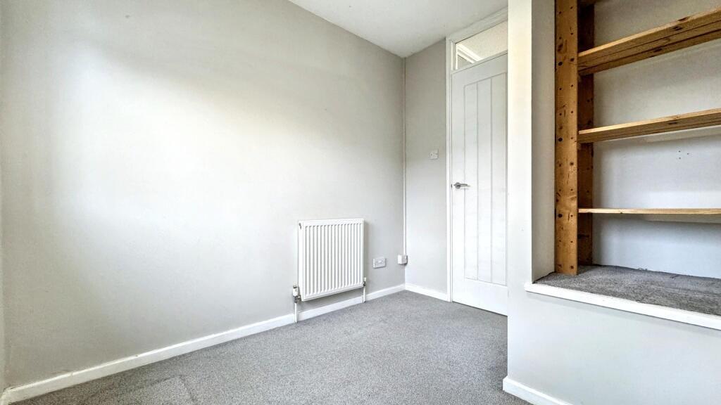 A bright and clean single bedroom featuring neu...