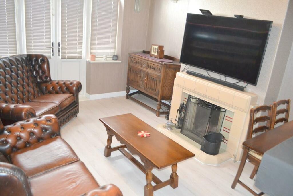 Lounge 2 (Medium).JPG