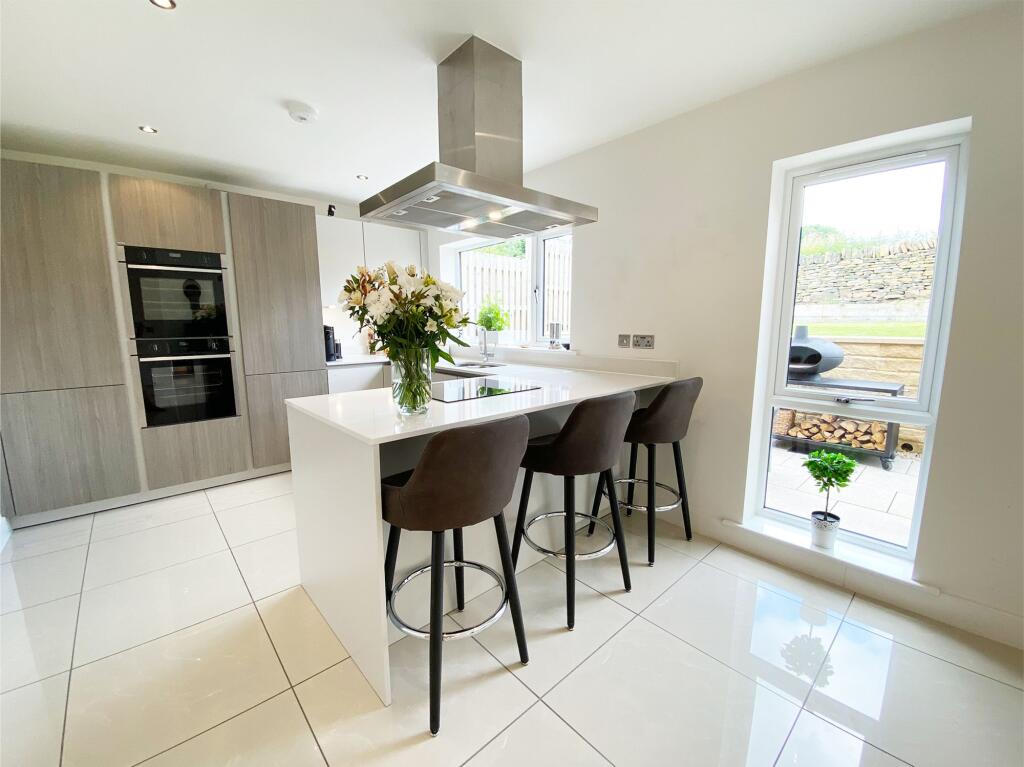 OPEN-PLAN DINING KITCHEN AND FAMILY ROOM