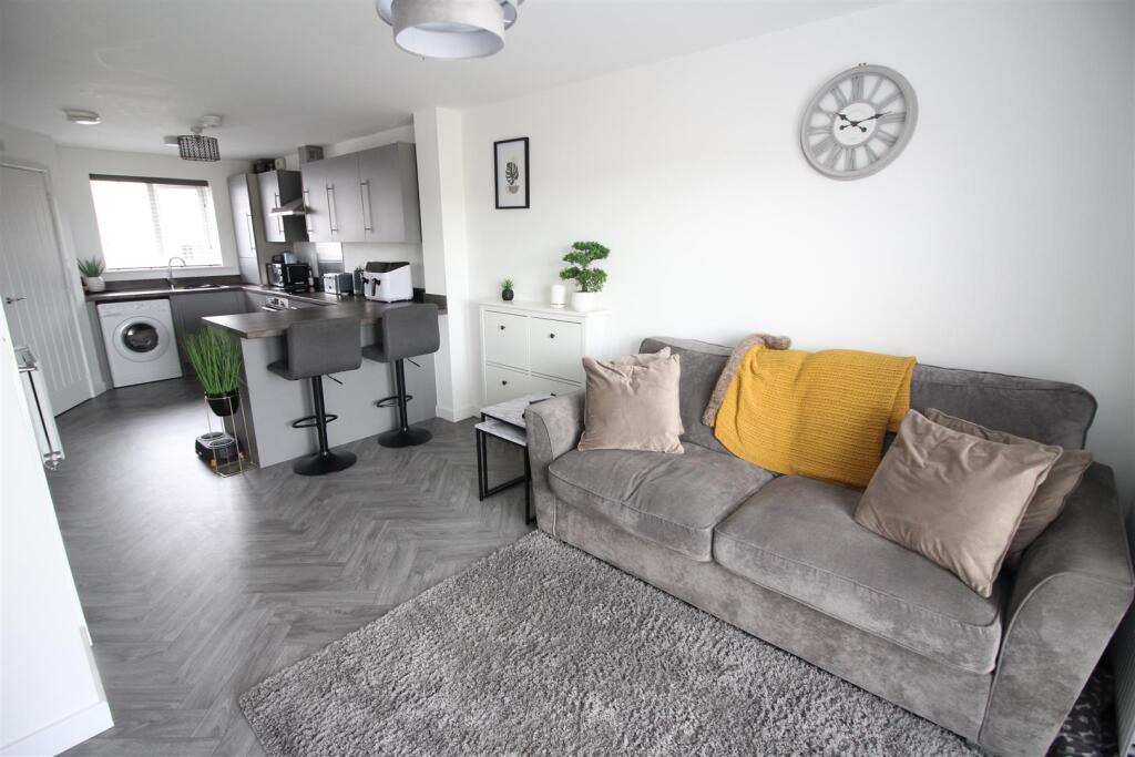 Lounge/Fitted Kitchen