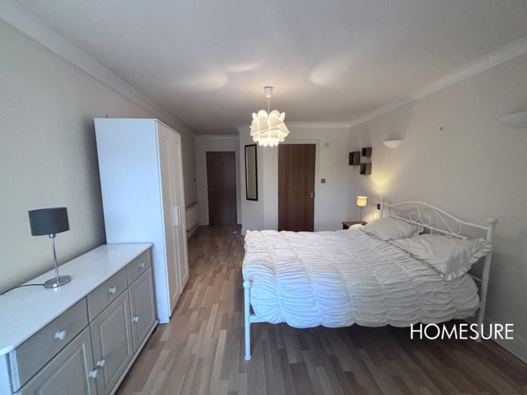LARGE BEDROOM