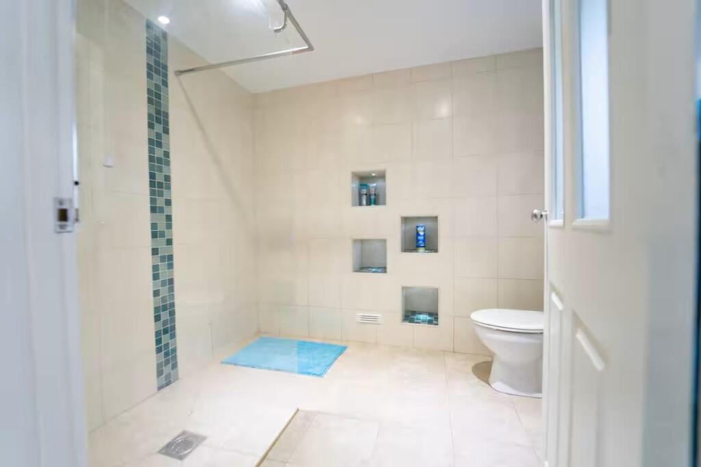 Rivermead - Bathroom 2.jpg