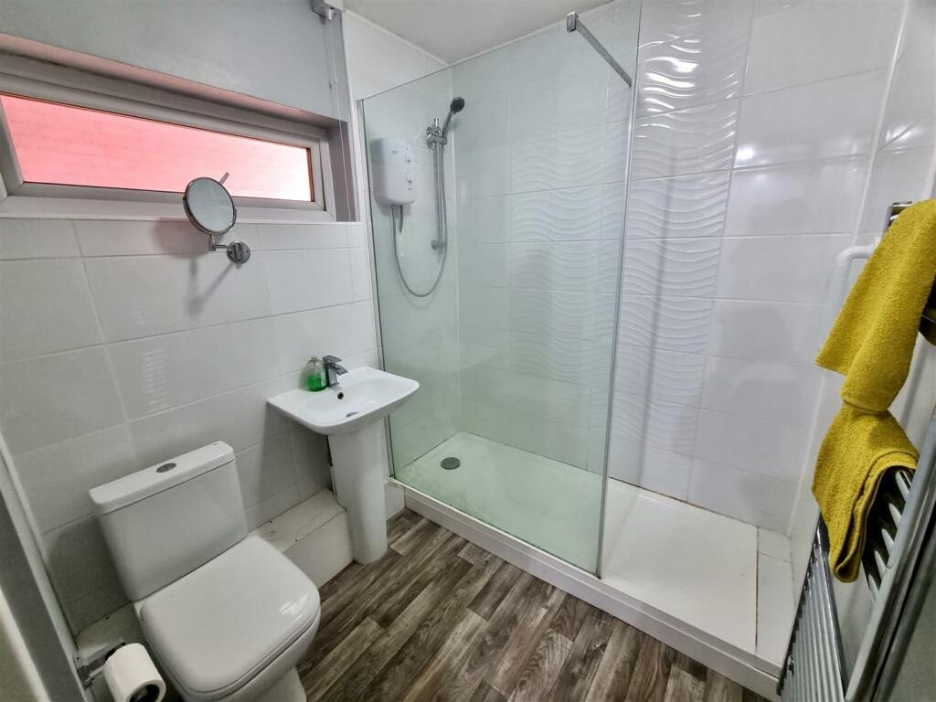 SHOWER ROOM
