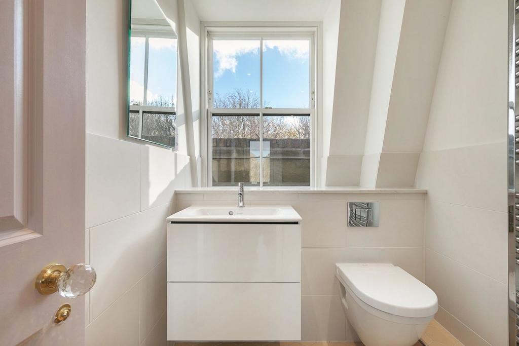 Bathroom (2).jpg