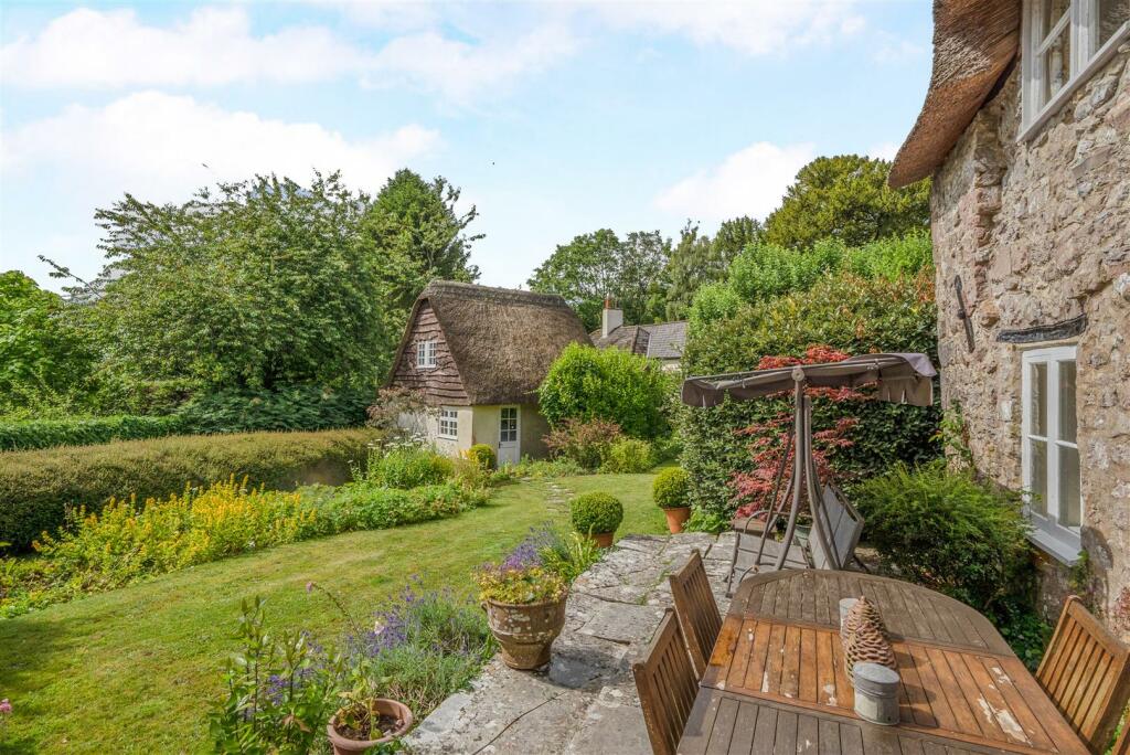 Garden and Double Garage / Studio
