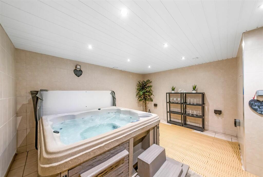 HOT TUB ROOM.jpg