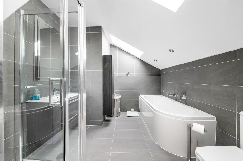 EN-SUITE BATHROOM TO BEDROOM ONE