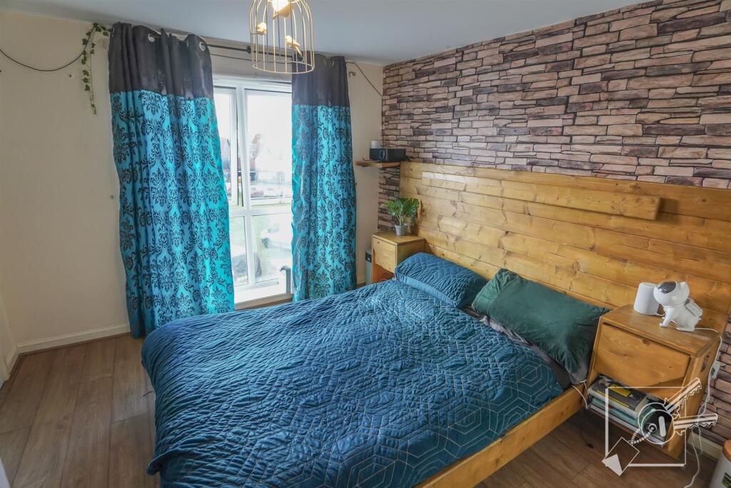 BEDROOM 1 (MASTER BEDROOM):