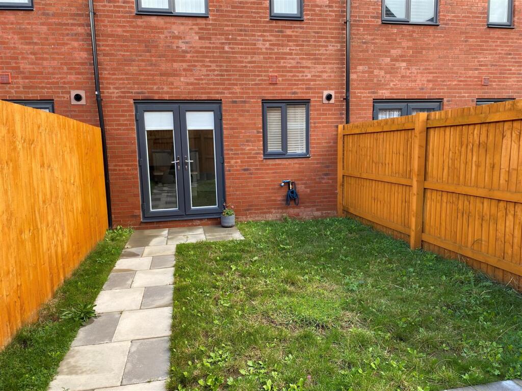 34 Ffordd Darwin - rear garden.jpg