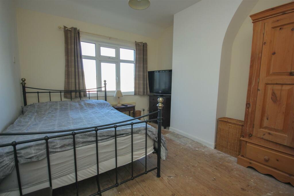 Bedroom 1.jpg