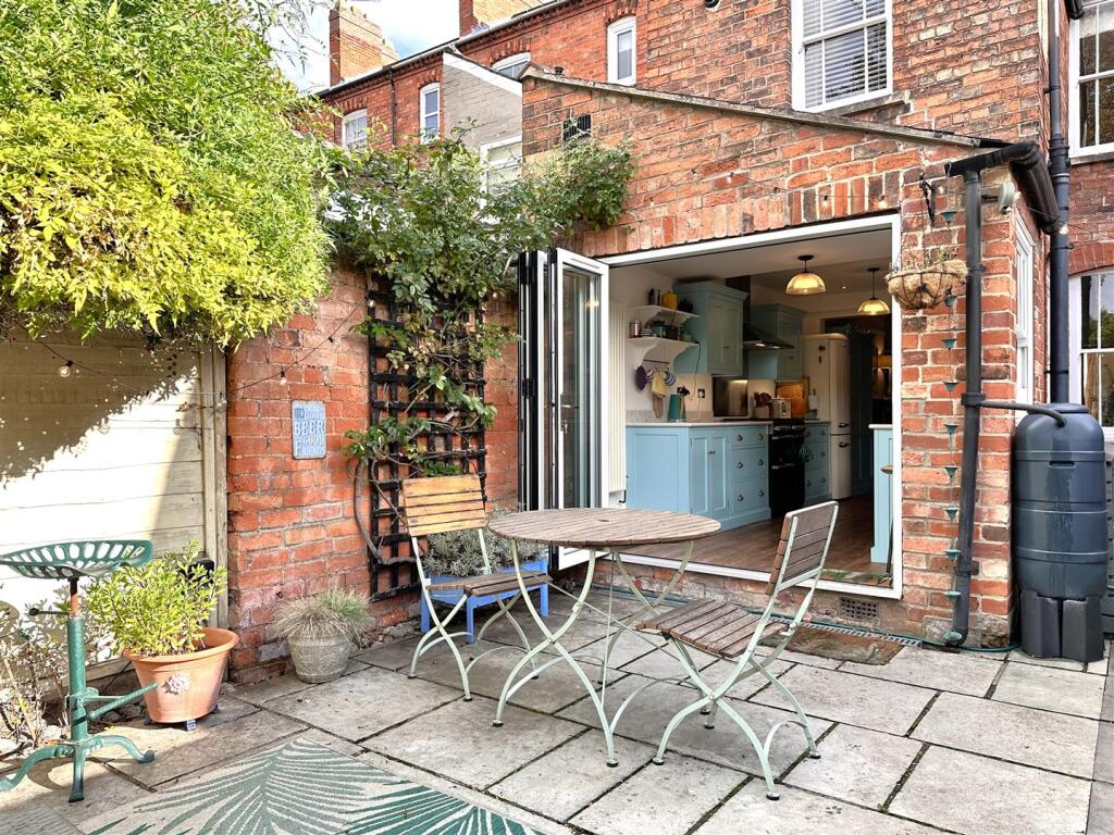 BI-FOLD DOORS Out To Entertainment Area 488