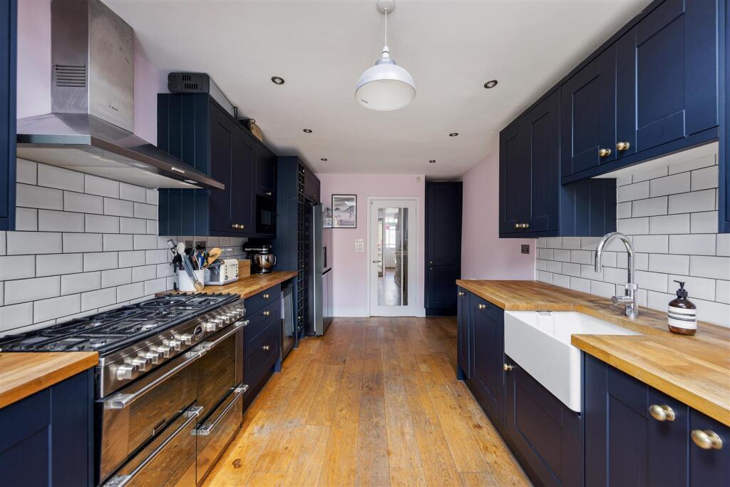 Hillcrest Road, E17