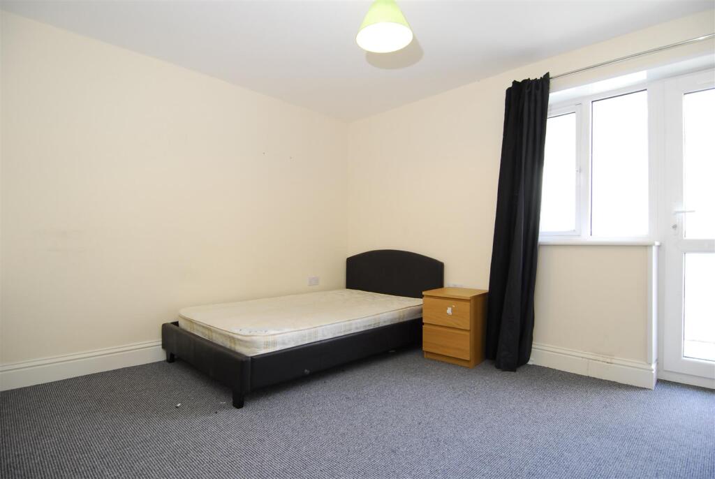 4QuakerLane003.JPG
