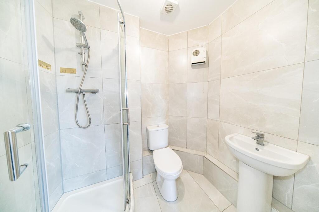 47 Pendleton Court en suite.jpg