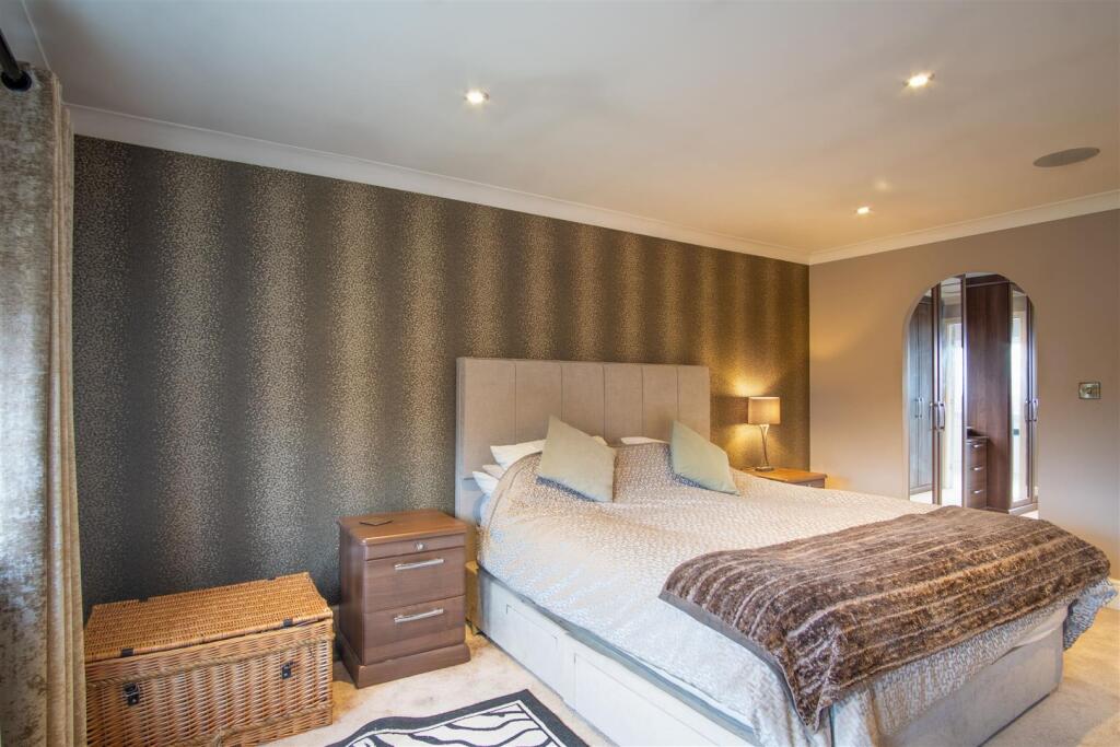 MAIN BEDROOM