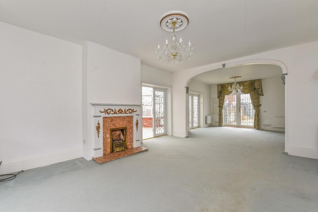 LOUNGE/DINING ROOM