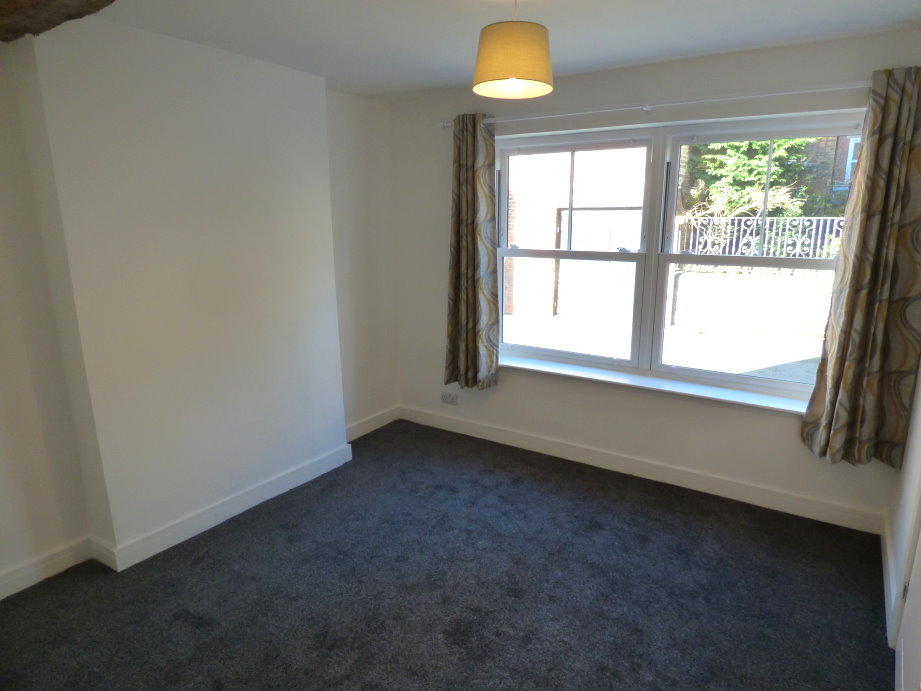 Dining Room / Bed 4