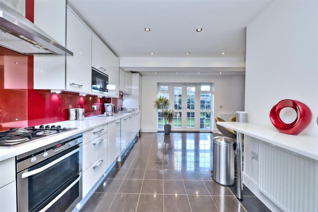 28 Flowers Avenue (21).jpg