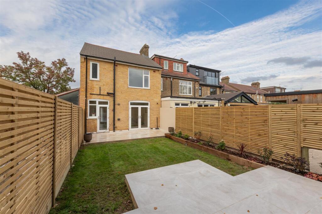 Rose Avenue, E18