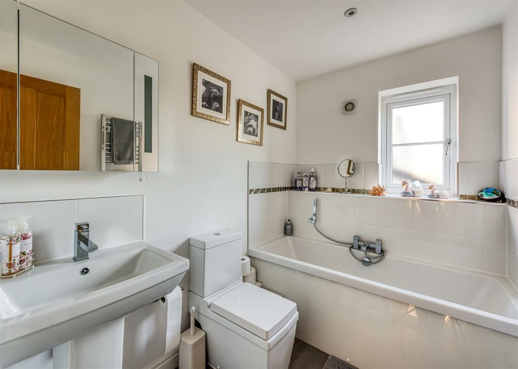 41 Kings Road-bathroom.jpg