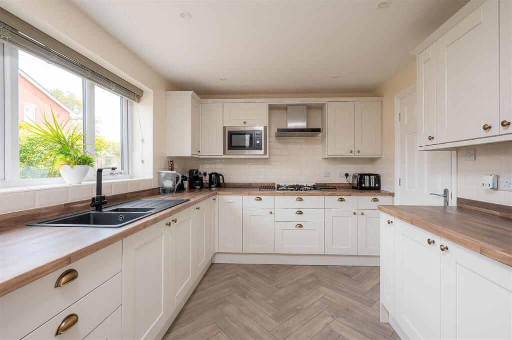 15 Whiterose drive-13.jpg