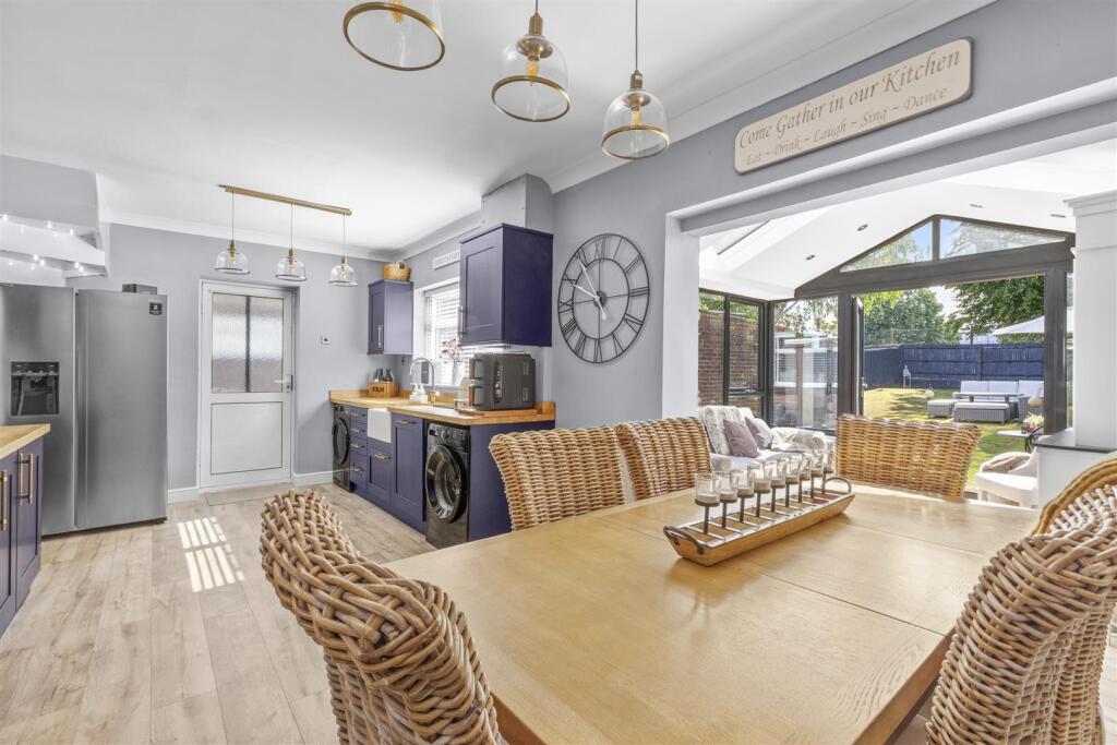 27 Ellsworth Road, HP11 2TU-8.jpg