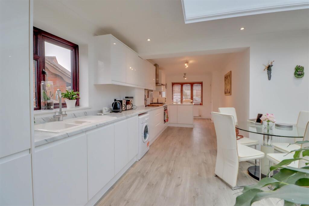38 MERSEA CRES INSIDE-4.jpg