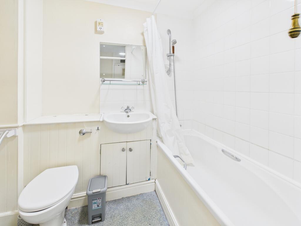 CAM02519G0-PR0347-STILL008