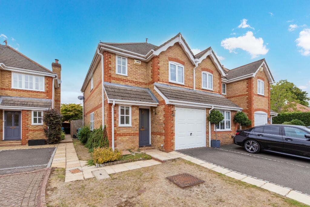 SUNNINGDALE Guards Court SL5