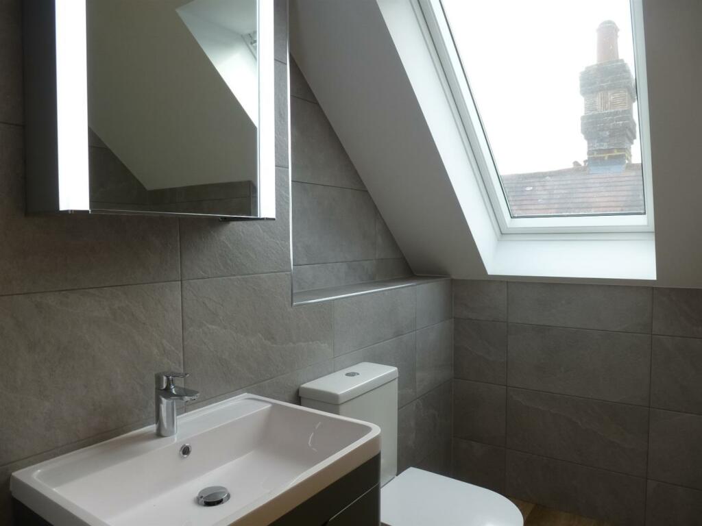 Bathroom - Flat F.JPG