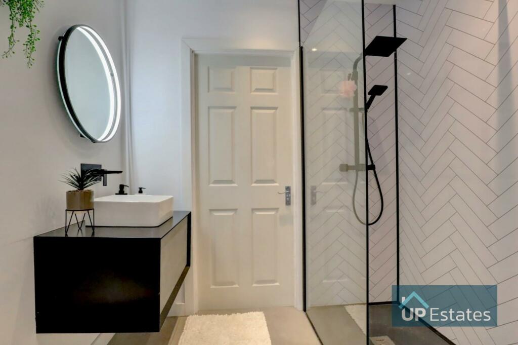 Jack n Jill En Suite.jpg