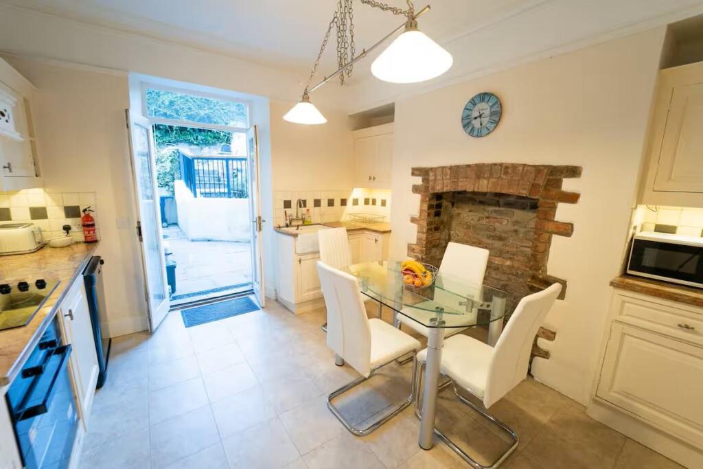 Rivermead - Kitchen 2.jpg