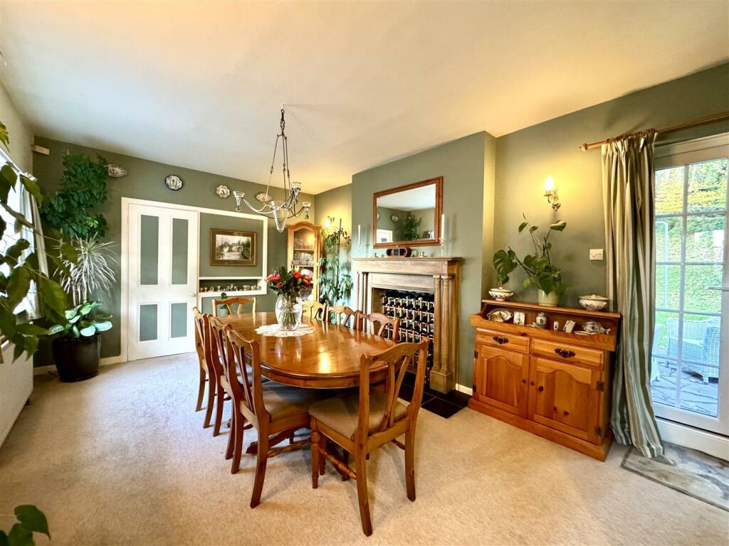 FORMAL DINING ROOM