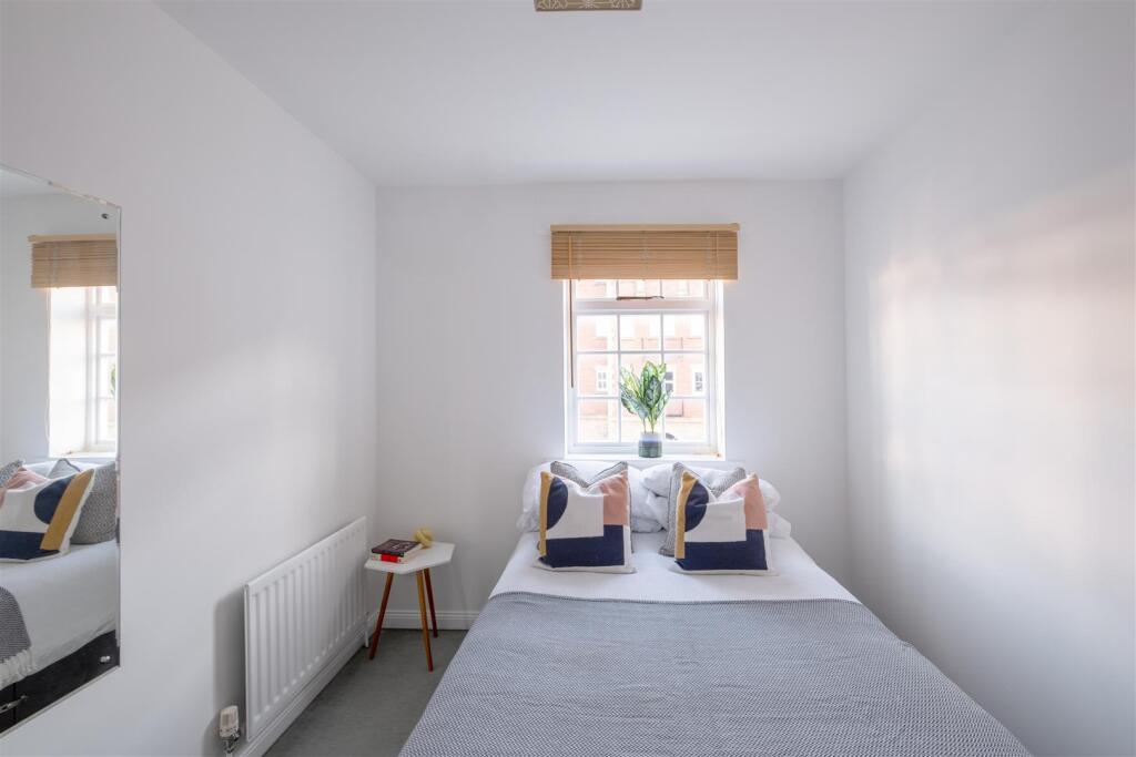 18 Dobson Cres HE-28.jpg