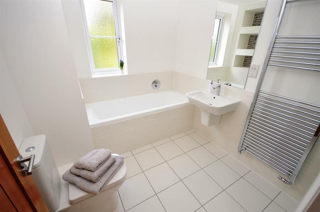 38 Midhurst Road bathroom.jpg