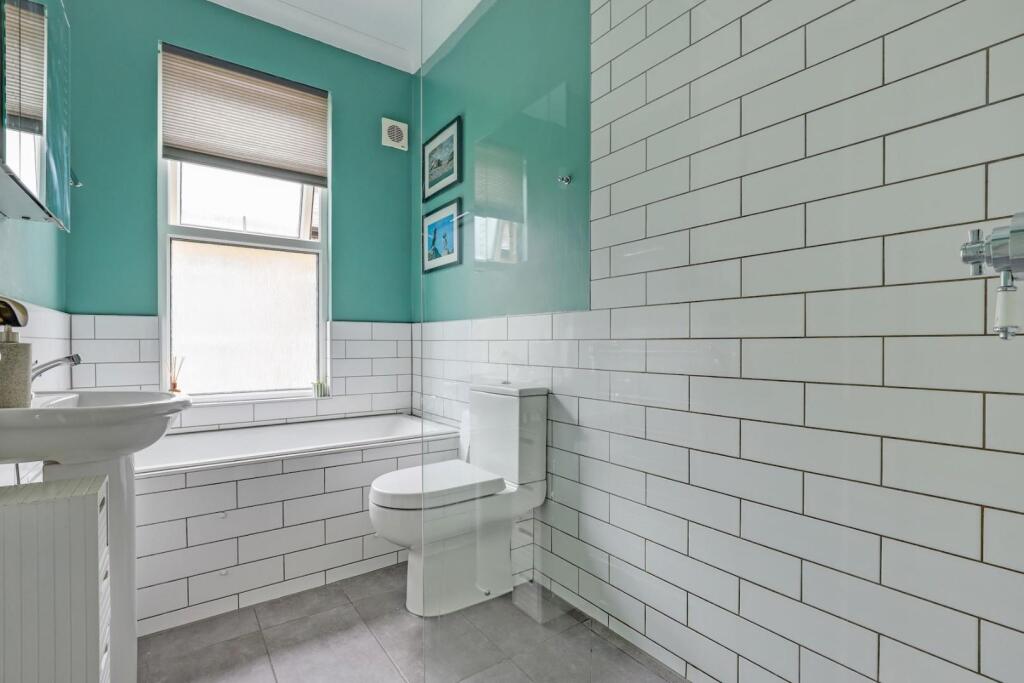 10-34d3JHPropWorld - 144 Perry Road - 28-medium.jp