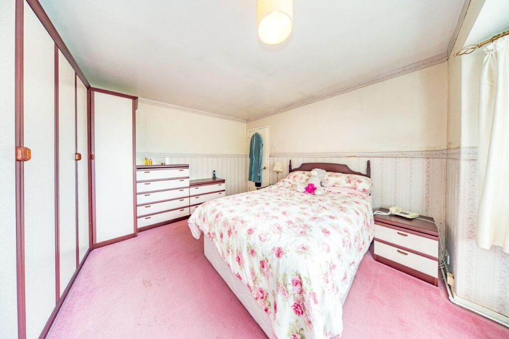 10 fairholme ave bedroom 1.jpg