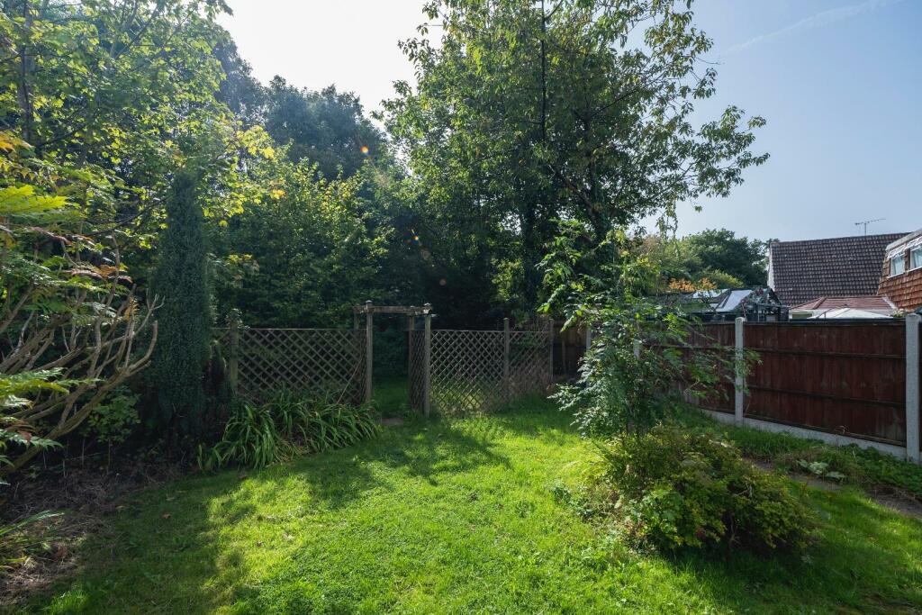 6 Heath Close-024.JPG