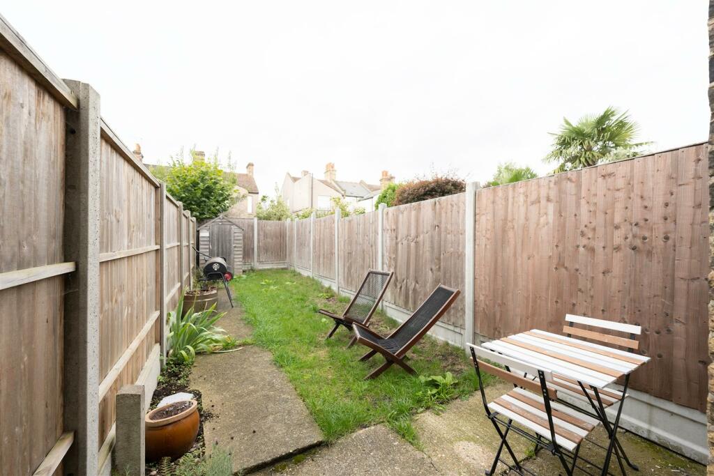 Carnarvon Road, E18
