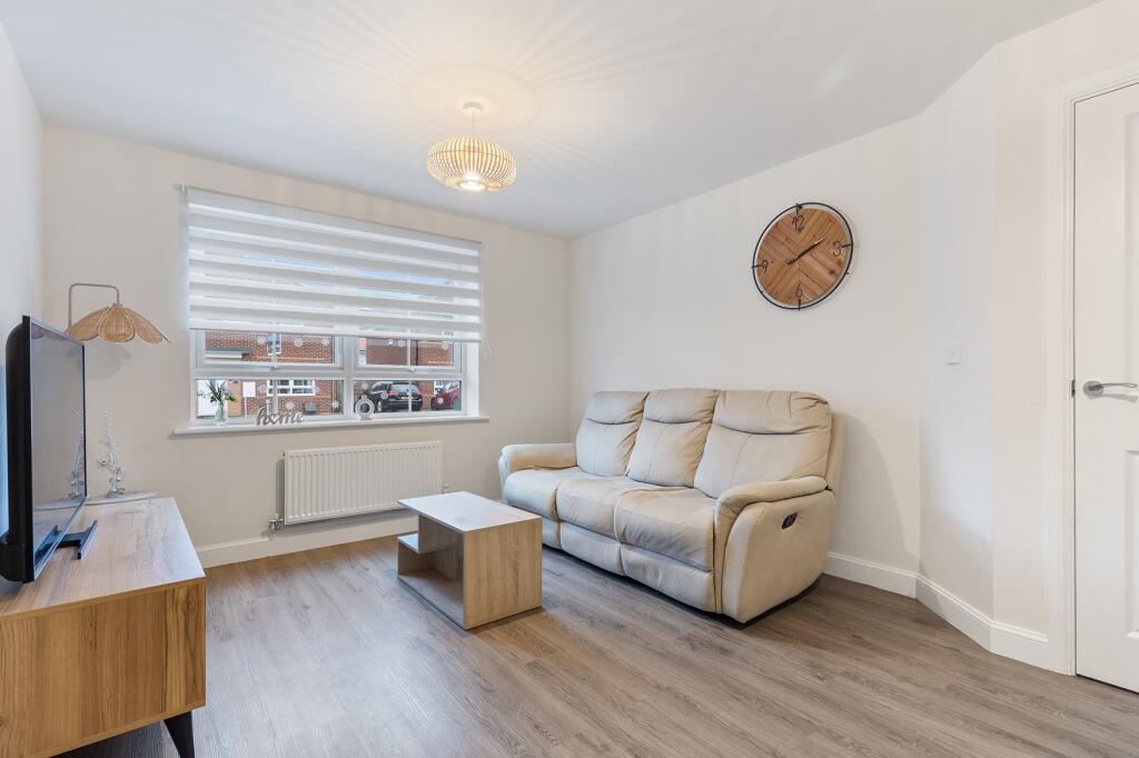 27 Riverside Lane, W