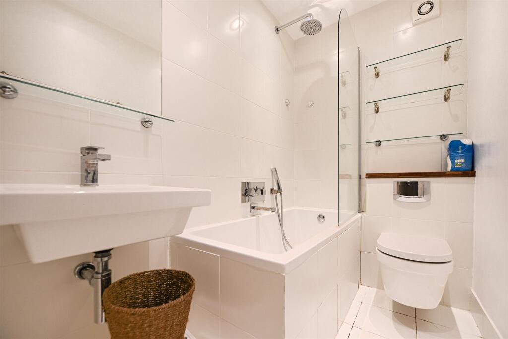 Bathroom    .jpg
