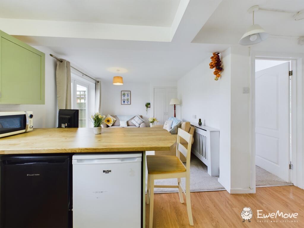 CAM02877G0-PR0061-STILL010