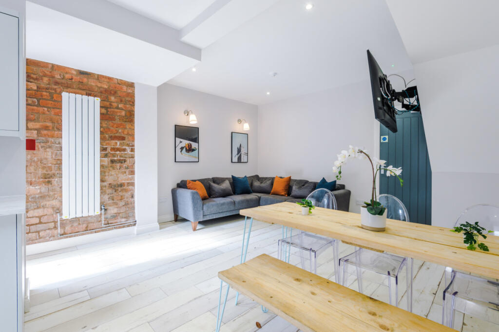 70 Langton Road Living room 7