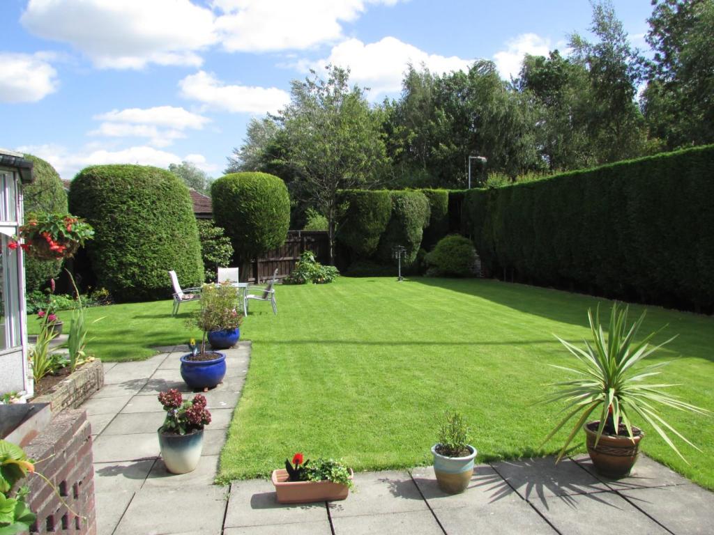 AshtonCres33gdn3.JPG