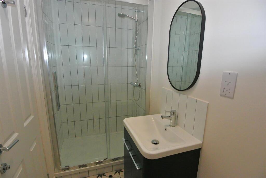 22 Lynwood Ensuite.jpg